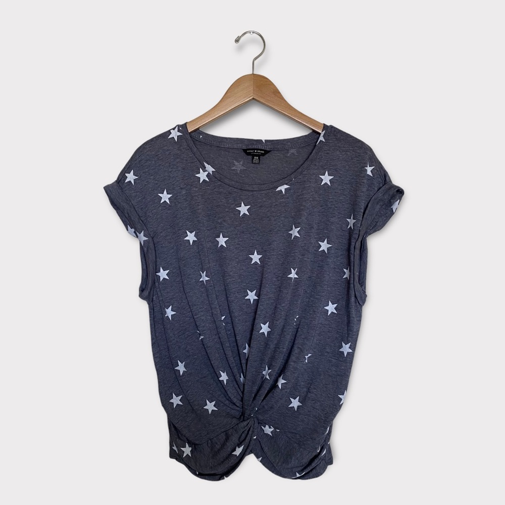 Adorable knotted front Lucky Brand tee with stars!